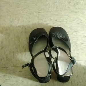 Women's black formal dress shoes with 3/4-inch heel